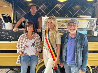 Unizo Bilzen verwent de klanten met wafels, koffie, kermisbonnen en… Miss Limburg 2023!