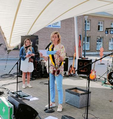 Feest in Lummen waar de gemeente de maand van de klant lanceerde met vandaag de afsluiting en prijsuitreiking van de spaaractie door schepen lokale economie Rita Moors.